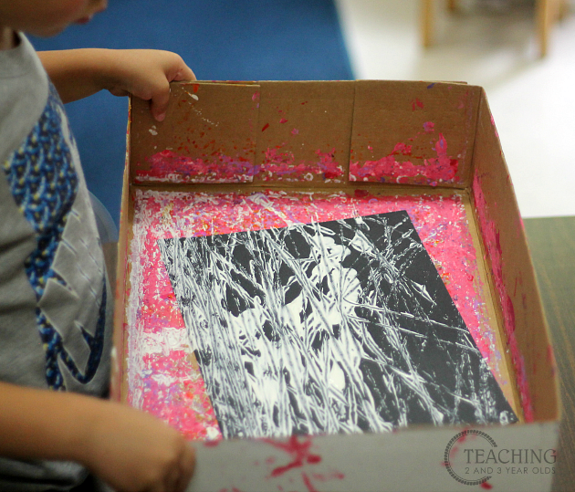  Learning about day and night can involve some fun activities with preschoolers. We explored books, sorting activities, a black and white sensory bin, and 2 fun art activities during this theme! 
