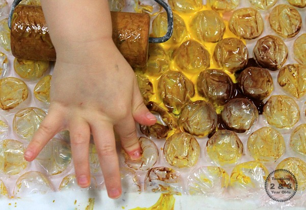 How to Use Bubble Wrap for a Fun Toddler Fall Art Activity