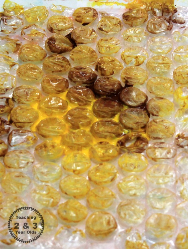 How to Use Bubble Wrap for a Fun Toddler Fall Art Activity