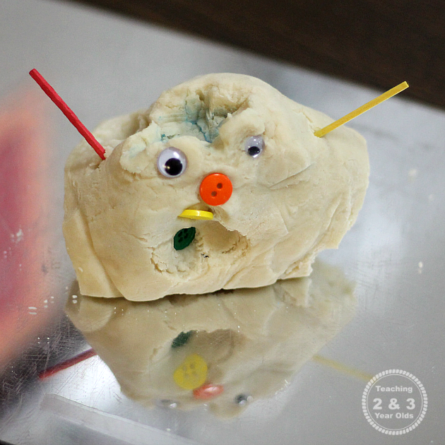 Playdough Snowmen - Fun for toddlers and preschoolers! Teaching 2 and 3 Year Olds