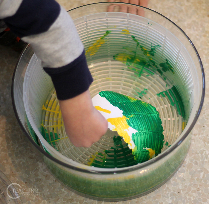 Easy Christmas Spin Art for Toddlers and Preschoolers