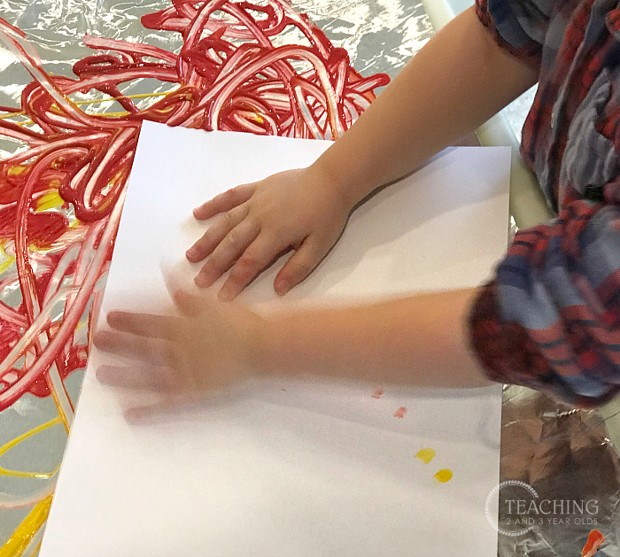 How to Make Simple Pumpkin Prints with Toddlers and Preschoolers