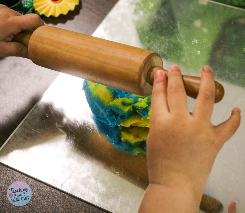 playdough color mixing activity