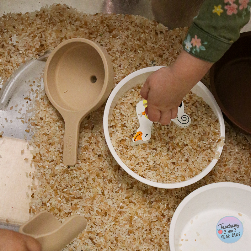 toddler farm sensory bin using puzzle pieces