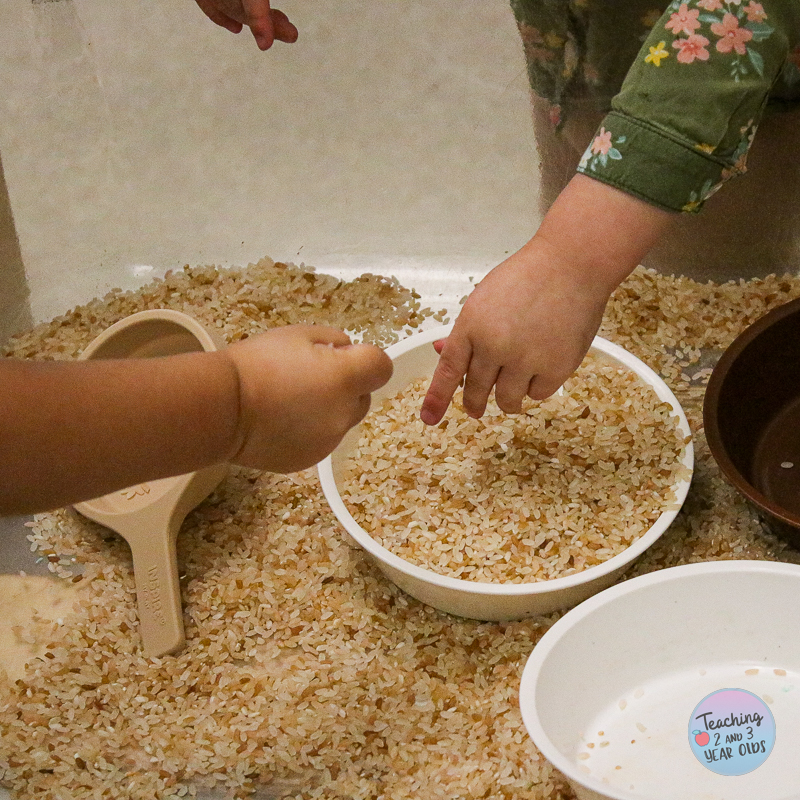 toddler farm sensory bin using puzzle pieces